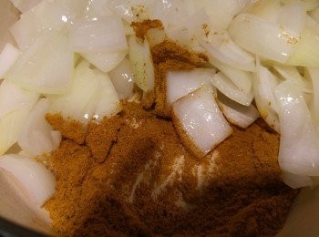 step1: 先炒洋蔥後撥埋一邊,再爆一爆咖哩粉。