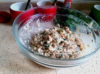 step3: 用手將材料來回撻廿多下 , 蓋上保鮮紙放入雪櫃靜待30分鐘