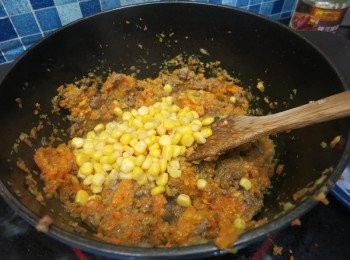 step4: 同一個鍋子，下一點油，下咖喱膏爆香，下洋蔥碎炒軟，再把薯仔碎、甘筍碎拌炒均勻，加蓋小火煮3分鐘
再加牛絞肉及粟米粒拌入，下一點鹽和糖調味後，逐少加入椰漿，邊試味邊加入至自己想要的甜辣度即可