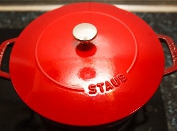 step6: 分享一個小技巧，因為Staub鑄鐵鍋的保溫效果和密合度很好，所以也可以將牛肉燉煮約45分鐘後蓋上鍋蓋，直接靜置放涼，等到要吃的時候回溫加熱就好，這樣也可以浸出非常軟嫩的牛肉喔。