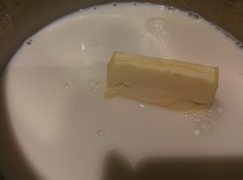 step2: 將奶和牛油用低溫加熱,直至牛油溶化熄火備用。