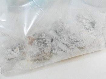 step2: 咻~~ 20分鐘後!! 把蝦仁和麵粉放進夾鏈袋中~~輕輕搖晃!! 讓每顆蝦仁都裹上麵粉!!