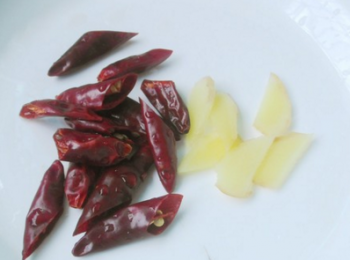 step3: 薑切小片，辣椒切段。