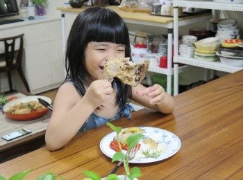 step6: 看看我家小姑娘已迫不及待大口吃肉了😊