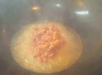 step3: 用鑊燒熱 2湯匙油，把薑片略爆香，加南乳醬炒香。