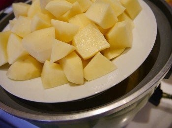 step1: *電鍋2杯水蒸去皮後的馬鈴薯塊。
*蒸好後的馬鈴薯軟嫩，筷子可插入。