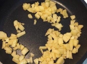 step1: 蘋果切小丁，平底鍋加無鹽奶油，丟入蘋果丁及砂糖下去翻炒，約10-15分鐘炒到蘋果變軟入味後放涼