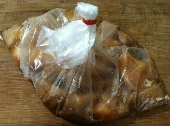 step6: 用橡皮筋將步驟5的塑膠袋綁起來，將塑膠袋搖一搖、搓一搓，使<span class="group_3"><span class="group_4">醃料</span></span>均勻沾附在雞丁上後，放進冰箱冷藏一天，使雞丁入味。