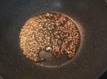 step5: 利用鍋裡的鮭魚油爆香蒜頭。 切3/1的鮭魚下來備用，再把剩下的2/3鮭魚切成塊狀備用。