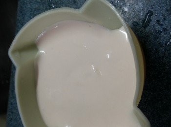 step14: 留起部份倒入玫瑰花模內放入雪櫃雪一晚