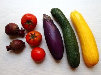 step1: 準備材料。<span class="group_1">食材</span>可挑選大小尺吋接近的,排列時外型高度都比較一致。烤箱先進行預熱,溫度設定為:上下火200度c。