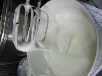 step4: 將蛋白打至起泡。分三次加入 60克糖，搞拌至起尖角，預熱焗爐220度