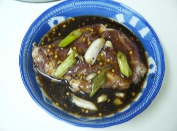 step2: 依序加入米酒、醬油、蒜末、蔥白、孜然粉和辣椒粉，稍微按摩柔抓一下，併用保鮮膜包好，放入冰箱醃約一小時。