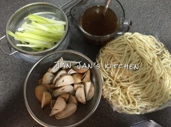 step1: 草菇洗淨印乾水切半，韮黃洗淨切段。先將調味汁搞勻備用。