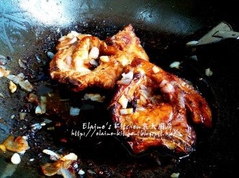 step18: 加入己切碎的蒜頭及乾蔥頭 , 加少許魚露調味拌勻後放上碟 , 灑上蔥粒及辣椒粒