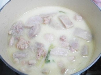 step6: 倒入高湯小火悶煮約15分鐘!!接著倒入椰奶..以鹽糖白胡椒粉調味即完成^^