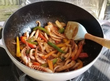 step7: 加入<span class="group_3">芡汁</span>，埋芡後澆在脆麵上即可。