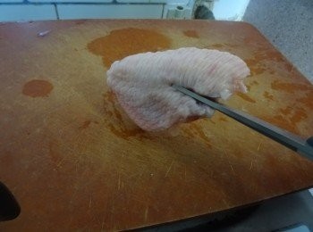 step3: <a href="https://bit.ly/3zHU5V3" target="_blank" data-keyword="雞翼" class="guide-link"><strong>雞翼</strong></a> <span style="display:inline-block;vertical-align:middle;margin-top:-3px;color:initial;border-radius:3px;padding:2px 3px;font-size:12px;line-height:14px;background:#87d300;color:#fff;">即買</span> 解凍抹乾， 垂直剪開成二件（不剪亦可）