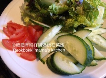 step1: 將蔬菜洗淨切好備用。