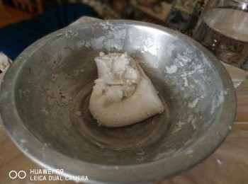 step2: 從揉好的粉團，取出 40g 小粉團，放入沸水中煮熟。將煮好的小粉團加在生粉團中，揉均。此舉能使造出的韓式年糕更富彈性。