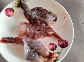 step1: 把買回的蝦子剝殼後對切(不要切斷喔)