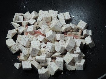 step4: 再下切塊的芋頭拌炒