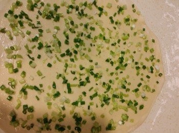 step4: 20分鐘後, 將麵糰搓揉數下, 然後用木棍壓成薄片. 面掃上薄薄一層橄欖油, 灑少許鹽和平均撒上蔥花