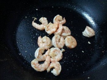 step4: 平底鍋中加入一匙油燒熱 , 加入一大匙蒜末炒至香味出來 , 再倒入蝦子炒香