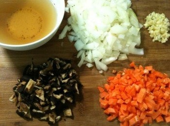 step3: 乾香菇的水份擠出後切碎（香菇水要留著）、蒜頭去皮切碎、洋蔥去皮切碎、紅蘿蔔去皮切碎備用。