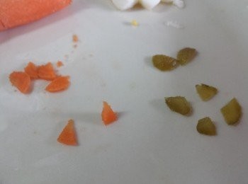 step6: 將酸青瓜及紅蘿蔔切小粒成為小雞的眼及咀。