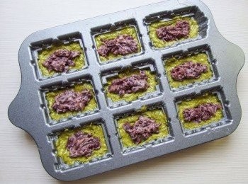 step6: 用湯匙將麵糊放至蛋糕烤模裡一半,加入少許的蜜紅豆,再加入蛋糕麵糊至烤模8分滿。如使用個人喜歡的烤模亦可,麵糊一樣裝至8分滿即可。電烤箱設定175~180度c,烤約25分鐘。烘烤時間視烤模大小及每家烤箱溫度不一而調整。