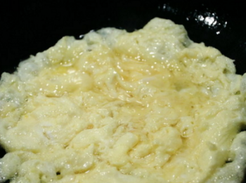 step3: 熱油鍋，倒入雞蛋液，快速翻炒。