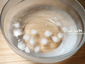 step2: 吉利丁片以適量冰水泡軟（能蓋過吉利丁片的水量即可），約5~6分鐘。
