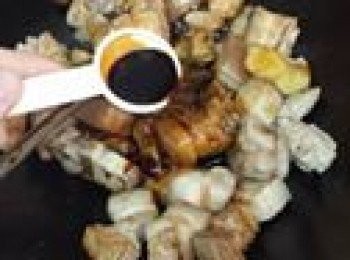 step6: 倒入5湯匙紅燒汁