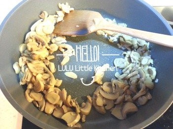 step2: 加入蘑菇片拌炒