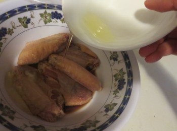 step1: 鹽、生抽（淡醬油），蛋白塗勻<a href="https://bit.ly/3zHU5V3" target="_blank" data-keyword="雞翼" class="guide-link"><strong>雞翼</strong></a> <span style="display:inline-block;vertical-align:middle;margin-top:-3px;color:initial;border-radius:3px;padding:2px 3px;font-size:12px;line-height:14px;background:#87d300;color:#fff;">即買</span> 腌15分鐘。