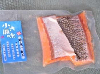 step1: 宜蘭小六原味鮭魚一夜干，來自挪威空運，油脂豐厚香氣濃郁 以天然海鹽薄鹽精製鑲肉緊實凝縮，加上自製和風醃漬，再用低溫乾燥陰乾的日式手法製成鮭魚一夜干，簡單料理就能享受新鮮美味。