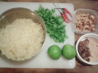 step1: 將椰絲用熱鍋，小火乾炒至金黃色。將柚子切成小塊，蒜頭切碎，指天椒切幼絲，腰果切碎