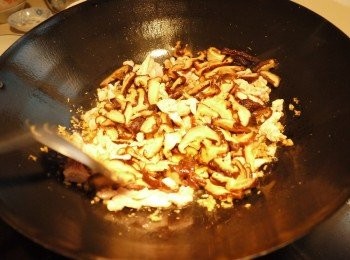 step6: 加入香菇細絲稍稍拌炒