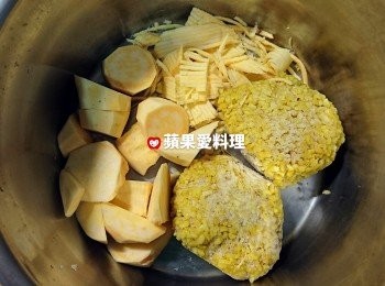 step1: 取出「10人份電鍋內鍋」，放入薑黃藜麥飯和去皮切塊地瓜。