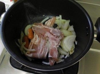 step2: 起鍋加奶油至融化後下蒜頭、洋蔥炒香後，再下肉片、小香腸跟泡菜，