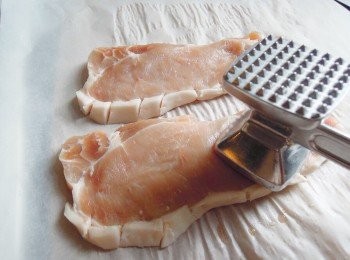 step1: 用刀切斷眼扒邊的筋位，稍稍拍兩下，加少許鹽和黑椒作調味。