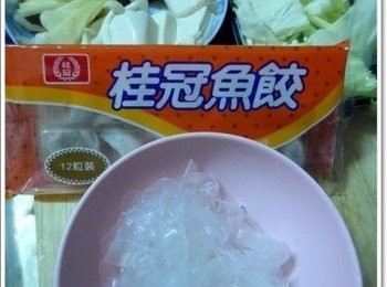 step1: 步驟1將高麗菜，菇類及紅蘿蔔洗淨備用時，同時將寬版粉絲先以熱水煮軟後備用。