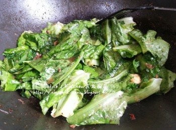 step8: 蒜頭放入鑊中炒香 , 加入油麥菜及薑茸拌炒至菜微軟熟透