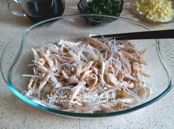 step8: 雞待涼後用手慢慢將雞肉撕成絲 , 放入器皿內與銀芽一同拌勻 , 將材料放入碗備用