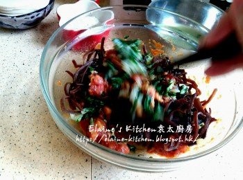 step7: 之前醃左30分鐘的豬肉碎 , 逐一加入大白菜碎及木耳絲拌勻 , 用手撻十餘下