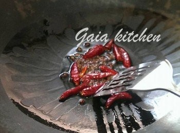 step2: 落油輕輕爆下花椒同干辣椒。