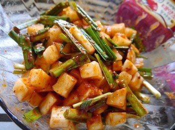 step6: ☞<span class="group_2">藥念</span>放涼後即可以拌入蘿蔔韭菜。 
☞拌入蘿蔔韭菜。