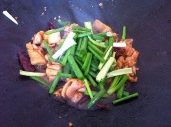 step6: 最後加入蔥條，熄火，炒翻即可。