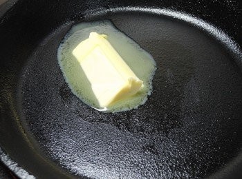 step3: 熱鍋後，下奶油